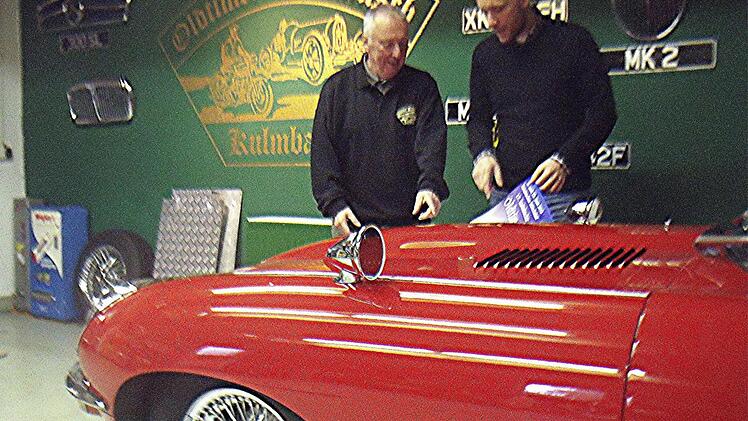 Walter Schaller vom Oldtimer-Stammtisch Kulmbach (links) und der Produktmanager der Mönchshof-Brauerei, Manuel Kummert, freuen sich auf das Oldtimer-Treffen am 22./23. Juni. Kummert hat soeben die frisch gedruckten Werbeplakate mitgebracht. Fotos: Peter Müller