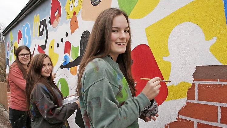 Cita, Daniela und Celina (von links) haben die Wand verschönert.  Fotos: Josef Hofbauer