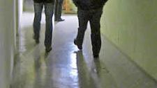 Lange dunkle Gänge durchziehen den Bunker unter der Halle.
