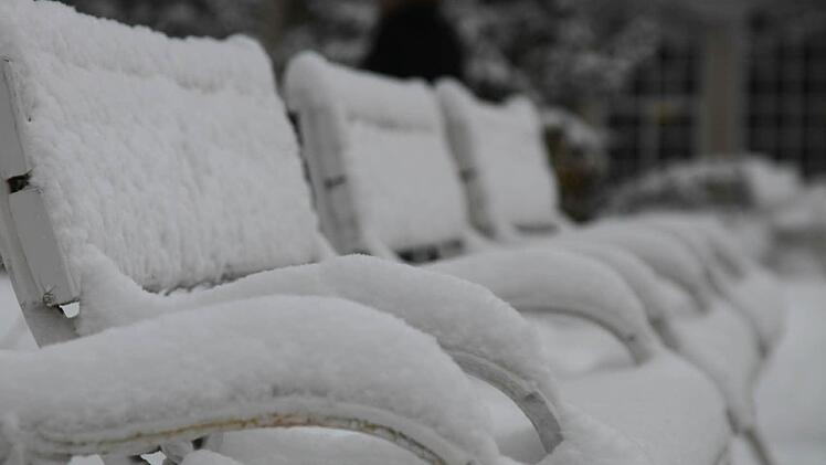 Bänke mit Schneedecke