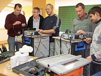 Den beiden Prüf-Teams macht die Arbeit sichtlich Freude: Christoph Rietig, Helmut Mixa, Roland Höcherl und Martin Spreitzer mit Betriebsleiter Martin Widera (2. v. l.) Foto: Evi Seeger