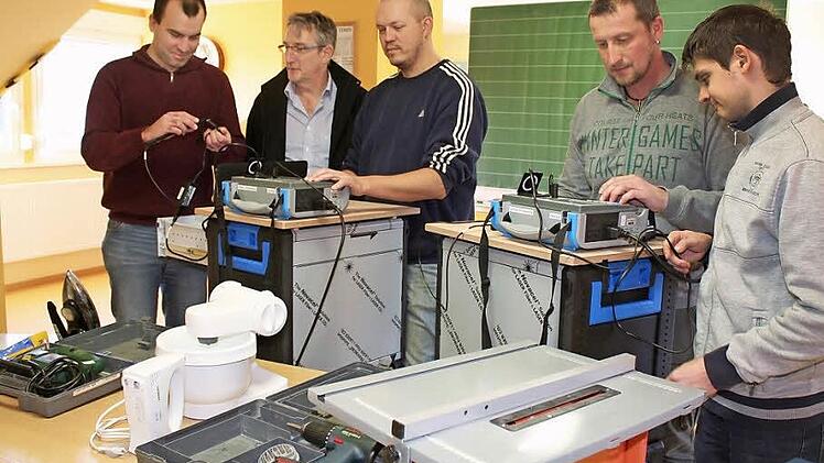 Den beiden Prüf-Teams macht die Arbeit sichtlich Freude: Christoph Rietig, Helmut Mixa, Roland Höcherl und Martin Spreitzer mit Betriebsleiter Martin Widera (2. v. l.) Foto: Evi Seeger