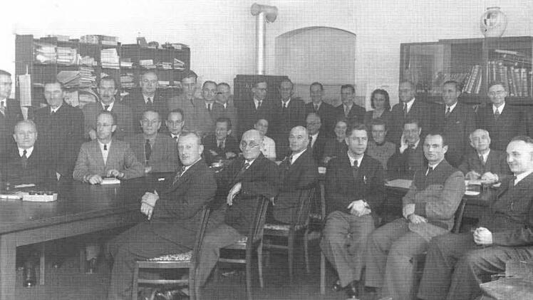 Karl Müller ("Eierer", sitzend rechts) mit dem Lehrerkollegium. Foto: privat