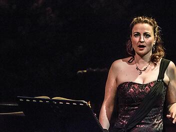 Stefanie Schmitt gestaltete einen Liederabend in der Coburger Reithalle.Foto: Jochen Berger