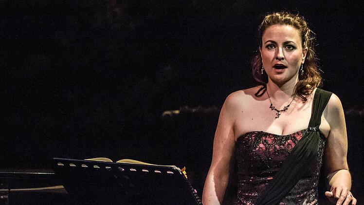 Stefanie Schmitt gestaltete einen Liederabend in der Coburger Reithalle.Foto: Jochen Berger