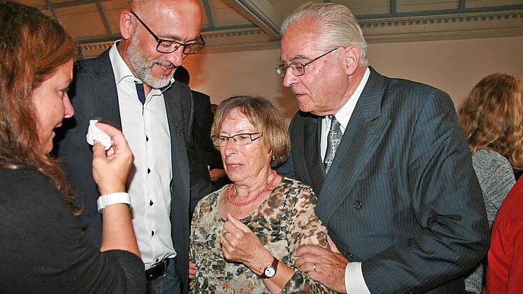 Sehr emotional verlief die Verabschiedung von Hiltrud Weiß-Stenzel und Hans Stenzel (rechts); 2. von links Karl Bienmüller. Foto: Gabriele Sell