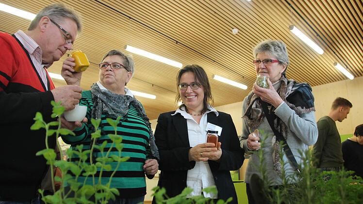 Was ist denn das nun wieder? Georg und Waltraud Wagner, Carolin Lenhart und Maria Fuchsberger beraten sich beim Gewürze-Erkennen. FOTO Diana Fuchs
