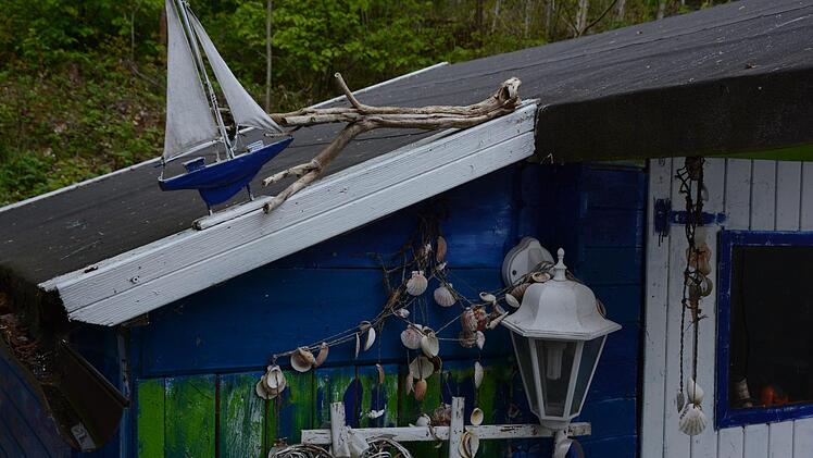 Kreativ im Garten: Rosemarie Hübner aus Katschenreuth verwirklicht in ihrer grünen Oase ihre Ideen und findet dabei Ruhe und Entspannung. Foto: Dagmar Besand