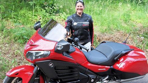 Petra Leicht mit ihrer "Gold Wing in red"  Fotos: Günther Geiling