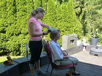 Melanie Pfeufer frisiert eine Kundin zu Hause. Foto: Carmen Schwind