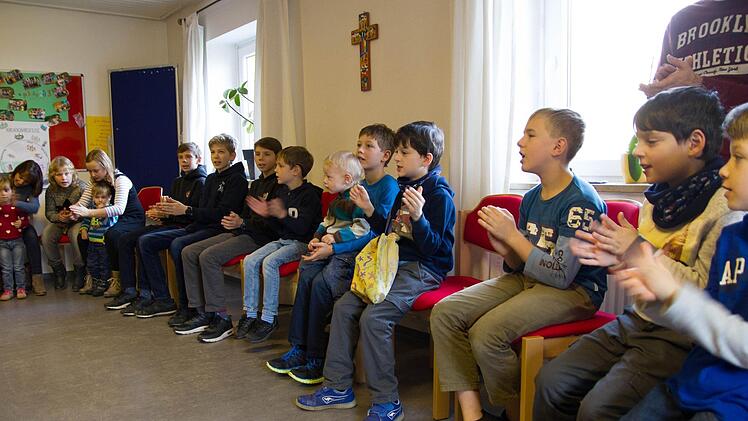 Die Teilnehmer am Kindergottesdienst. Foto: Jule Müller