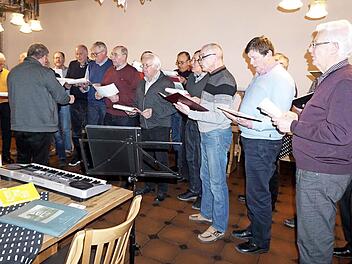 Joachim Fischer dirigiert die neu gegründete Sängergemeinschaft Falkendorf-Kriegenbrunn. Foto: Richard Sänger