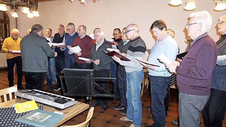 Joachim Fischer dirigiert die neu gegründete Sängergemeinschaft Falkendorf-Kriegenbrunn. Foto: Richard Sänger