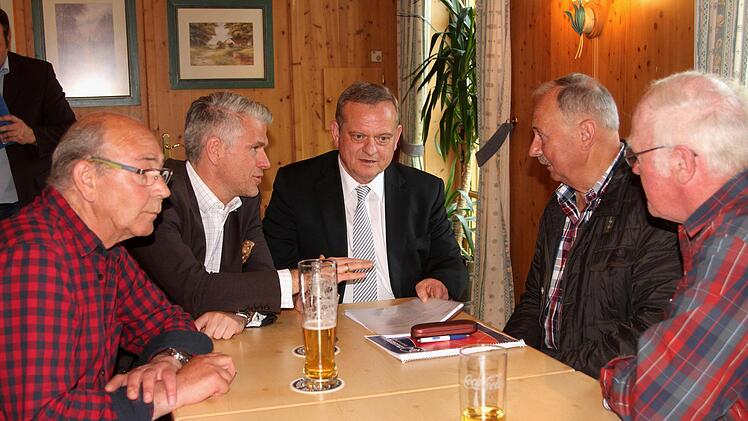 Der  Vorsitzende der B&uuml;rgerinitiative Salmsdorf, G&uuml;nther Vetter (Zweiter von rechts) diskutierte mit den beiden Landtagsabgeordneten Steffen Vogel (Zweiter von links) und dem Vorsitzenden des Innenausschusses Manfred L&auml;ndner (Dritter von links) die Abschaffung der Stra&szlig;enausbaubeitr&auml;ge und die neue Situation f&uuml;r den Ortsteil Salmsdorf.G&uuml;nther Geiling