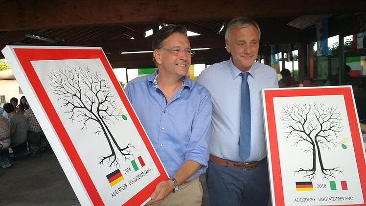 Die beiden Partnerschaftsbäume: links Bürgermeister Karsten Fischkal. rechts Bürgermeister Fortunato Turcato  Foto: Johanna Blum