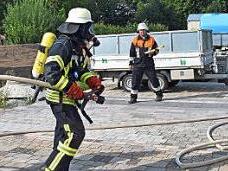 An der großen Schauübung anlässlich des Gemeindefeuerwehrtags in Steinsfeld nahmen 75 Feuerwehrleute teil. Fotos: Ulrike Langer