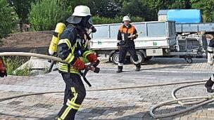 An der großen Schauübung anlässlich des Gemeindefeuerwehrtags in Steinsfeld nahmen 75 Feuerwehrleute teil. Fotos: Ulrike Langer