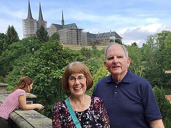 Trudy und Pat Elsberry im Rosengarten mit Blick auf St. Michael Foto: Hanns Steinhorst