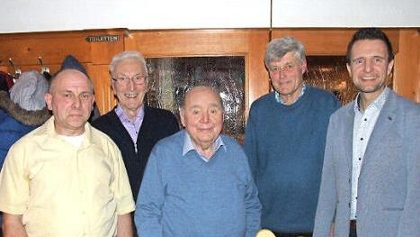 Vorsitzender Zech (von links), Michael Holhut, Alfred Schneider, stellvertretender Vorsitzender Rudi Morgenroth und B&uuml;rgermeister H&uuml;gerich mit den mit der goldenen Ehrennadel mit Ehrenkranz Geehrten