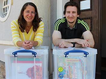 Jan Marberg und Michaela Queck stellten die Medienkisten mit Hilfe der Grundschulen und Kindergärten zusammen.