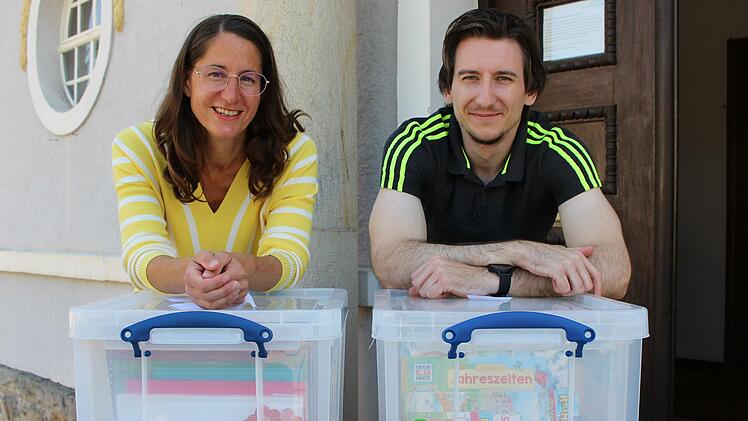Jan Marberg und Michaela Queck stellten die Medienkisten mit Hilfe der Grundschulen und Kindergärten zusammen.