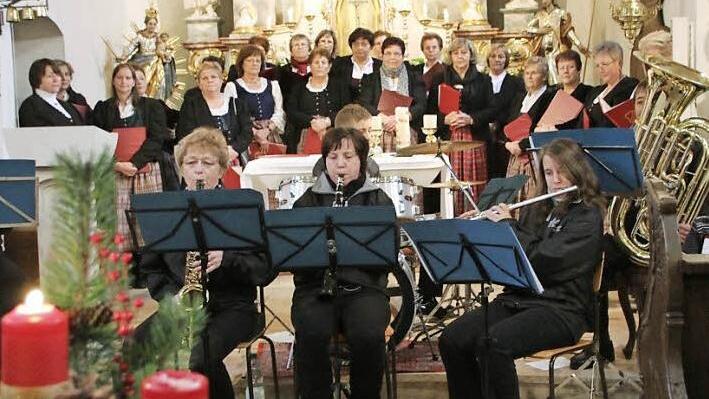Die Bramberger Musikanten und der Landfrauenchor aus dem Landkreis überzeugten als homogene Ensembles. Foto: Eckehard Kiesewetter