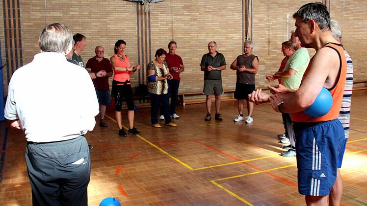 Nach dem Balltraining wird gemeinsam der Puls kontrolliert. Foto: Johanna Blum