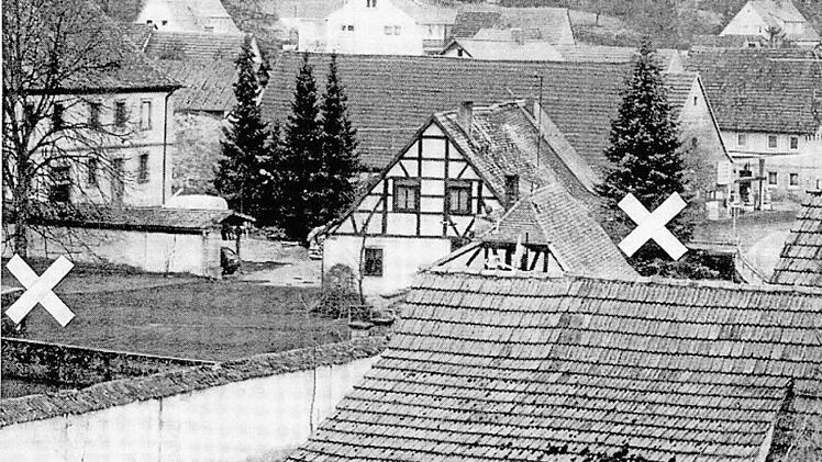 Von der Kirchhofmauer aus bot sich den Heckenschützen ein guter Überblick auf den Dorfkern von Kirchlauter (unser Bild). Ein leichter Schwenk mit dem Gewehr genügte, um die einmarschierenden US-Einheiten auf der Straße (rechtes Kreuz) und Ziele im Schlosshof (linkes Kreuz) ins Visier zu nehmen. Aus diesem Hinterhalt wurden mindestens zwei Menschen getötet und zwei weitere verletzt. Foto: pr