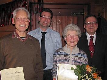Harald Stier bekam für 40 Jahre Mitgliedschaft die Goldene Vereinsnadel, Johanna Brettel wurde zum Ehrenmitglied des Heimat- und Bürgervereins Rögen ernannt. Darüber freuen sich der stellvertretende Vorsitzende Stefan Leistner (hinten links) und der Vorsitzende Andreas Gehring (rechts). Foto: Martin Koch
