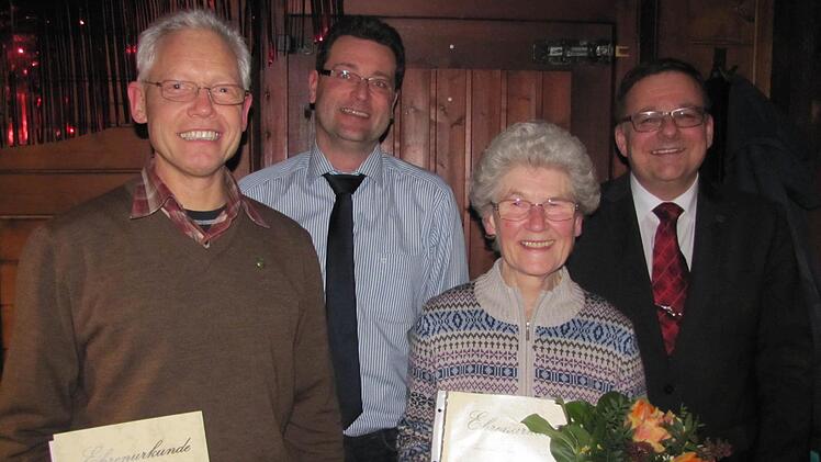 Harald Stier bekam für 40 Jahre Mitgliedschaft die Goldene Vereinsnadel, Johanna Brettel wurde zum Ehrenmitglied des Heimat- und Bürgervereins Rögen ernannt. Darüber freuen sich der stellvertretende Vorsitzende Stefan Leistner (hinten links) und der Vorsitzende Andreas Gehring (rechts). Foto: Martin Koch