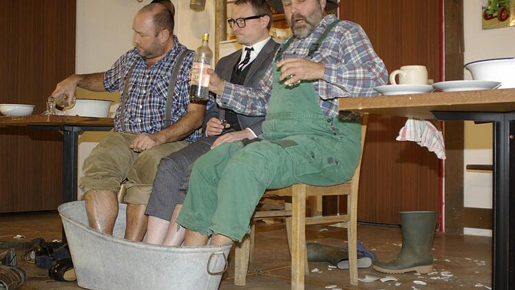 Notarielle Beurkundung beim gemeinsamen Fußbad (von links: Arnulf Pfülb, Matthias Stockmann und Hans-Jürgen Pfülb) - natürlich mit einem "Selbstgebrannten".  Foto: Winfried Ehling