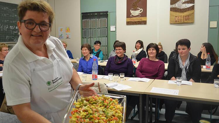 Evi Derrer präsentiert den mauritisch inspirierten Palmenherzensalat. Foto: Larissa Händel