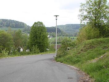 Idylle pur und ein grandioser Blick ins Weißmaintal. Wenn nur dieser Wendehammer nicht wäre, den die Gemeinde gebaut und dabei unberechtigterweise 62 Quadratmeter eines Privatgrundstücks (rechts) in Anspruch genommen hat. Foto: Stephan Tiroch