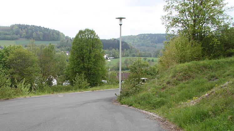 Idylle pur und ein grandioser Blick ins Weißmaintal. Wenn nur dieser Wendehammer nicht wäre, den die Gemeinde gebaut und dabei unberechtigterweise 62 Quadratmeter eines Privatgrundstücks (rechts) in Anspruch genommen hat. Foto: Stephan Tiroch