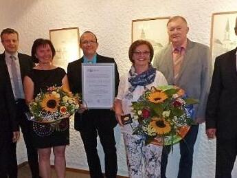 Das Bild zeigt (von links) Vorstandsvorsitzenden Ralph Goller, Bereichsleiter Daniel Schramm, Martina Wunner, Ehemann Klaus Wunner, Irene Zimmermann, Ehemann Jürgen Zimmermann und Vorstand Peter Girndt. Foto: Klaus-Peter Wulf