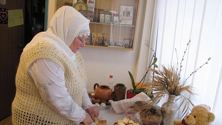 Valentina Sartison bereitet das spezielle Gebildbrot für die  Kommunion vor. In  orthodoxen Kirchen wird das Abendmahl in beiderlei  Gestalt gereicht.