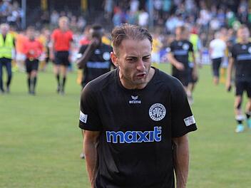 Der Bayreuther Anton Makarenko war nach der Niederlage gegen die SpVgg Bayern Hof sichtlich verärgert - und hatte dann wohl seine Emotionen nicht mehr im Griff.  Foto: Peter Mularczyk