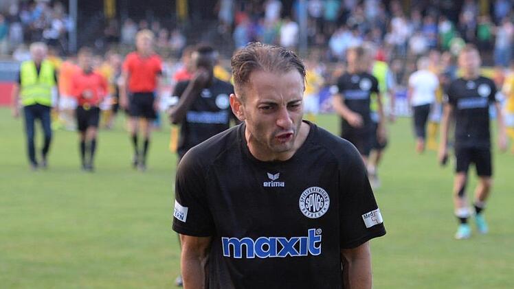Der Bayreuther Anton Makarenko war nach der Niederlage gegen die SpVgg Bayern Hof sichtlich verärgert - und hatte dann wohl seine Emotionen nicht mehr im Griff.  Foto: Peter Mularczyk