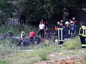 Spektakul&auml;rer Unfall mit glimpflichem Ausgang: Am Donnerstagabend rutschte ein 77-j&auml;hriger Autofahrer mit seinem Fahrzeug in einen Fischweiher in Stegaurach und kam auf dem Dach zum Liegen. Foto: News5/Herse