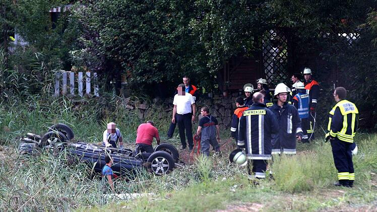 Spektakul&auml;rer Unfall mit glimpflichem Ausgang: Am Donnerstagabend rutschte ein 77-j&auml;hriger Autofahrer mit seinem Fahrzeug in einen Fischweiher in Stegaurach und kam auf dem Dach zum Liegen. Foto: News5/Herse