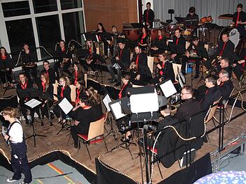 Moderatorin Maria Beck klärt das Publikum  in Großenseebach und das Hauptorchester der FFW-Jugendkapelle über die Prüfung auf. Fotos: Richard Sänger