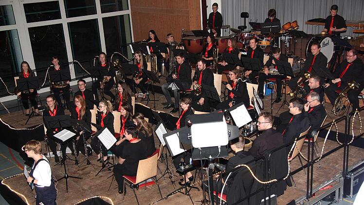 Moderatorin Maria Beck klärt das Publikum  in Großenseebach und das Hauptorchester der FFW-Jugendkapelle über die Prüfung auf. Fotos: Richard Sänger