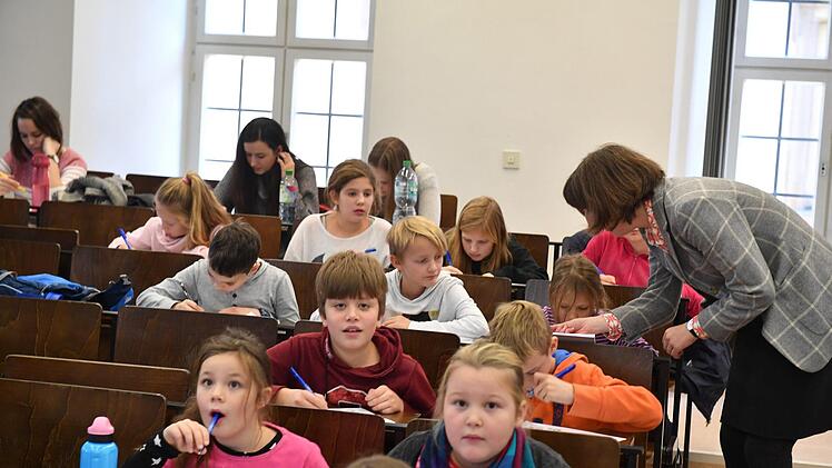 Mit Carmen Enss ging es in der ersten Kinder-Uni-Vorlesung auf eine Reise durch die Baugeschichte der italienischen Stadt Bari. Foto: Ronald Rinklef