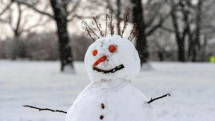 Ab Dienstag soll es auch in vielen fränkischen Regionen schneien. Ob der Schnee schon für einen Schneemann ausreicht? Symbolfoto: Paul Zinken/ dpa-Bildfunk