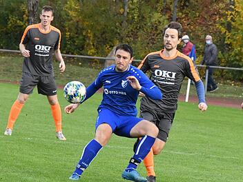 Ganz klar die Nase vorne hatte Vlad Ruja mit dem FC 06 Bad Kissingen im ersten Ligapokal-Derby dieser so ungewöhnlichen Saison gegen  den TSV Münnerstadt um Niklas Markart (rechts).  Foto: Hopf