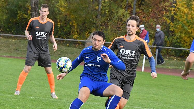 Ganz klar die Nase vorne hatte Vlad Ruja mit dem FC 06 Bad Kissingen im ersten Ligapokal-Derby dieser so ungewöhnlichen Saison gegen  den TSV Münnerstadt um Niklas Markart (rechts).  Foto: Hopf