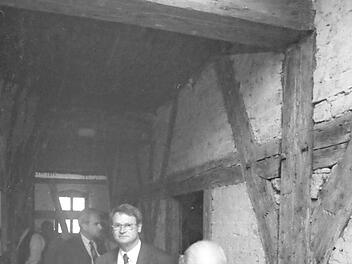 Die Umwandlung des ehemaligen Pfründnerspitals zum Stadtmuseum war ein Herzenswunsch von Richard Tille (vorne). Die Überwachung der Bauarbeiten übernahm er persönlich. Foto: Archiv