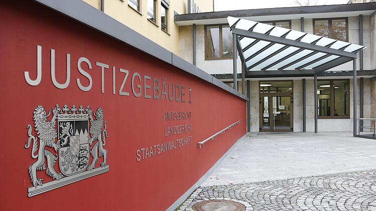 Ein Mann aus Bad Rodach bekam eine Bewährungsstrafe, weil er kinder- und jugendpornografische Inhalte aus dem Internet heruntergeladen und auf seinem Rechner gespeichert hatte.