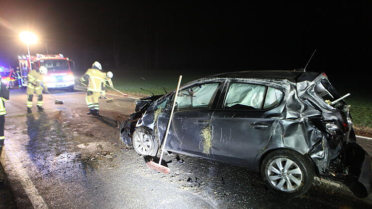 Ansbach: Fahranfänger überschlägt sich mehrfach - Feuerwehr muss 18-Jährigen aus Auto retten