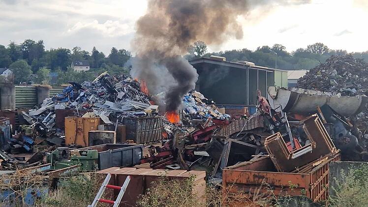 Bamberg: Feuerwehr musste auf Gelände klettern - brennende Schrotthalde